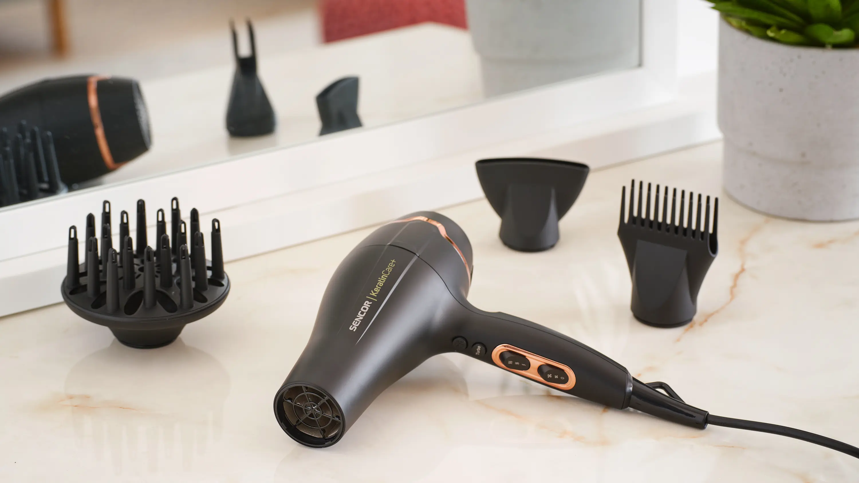 Sencor SHD 8275BK — KeratinCare+ i trzy sposoby modelowania