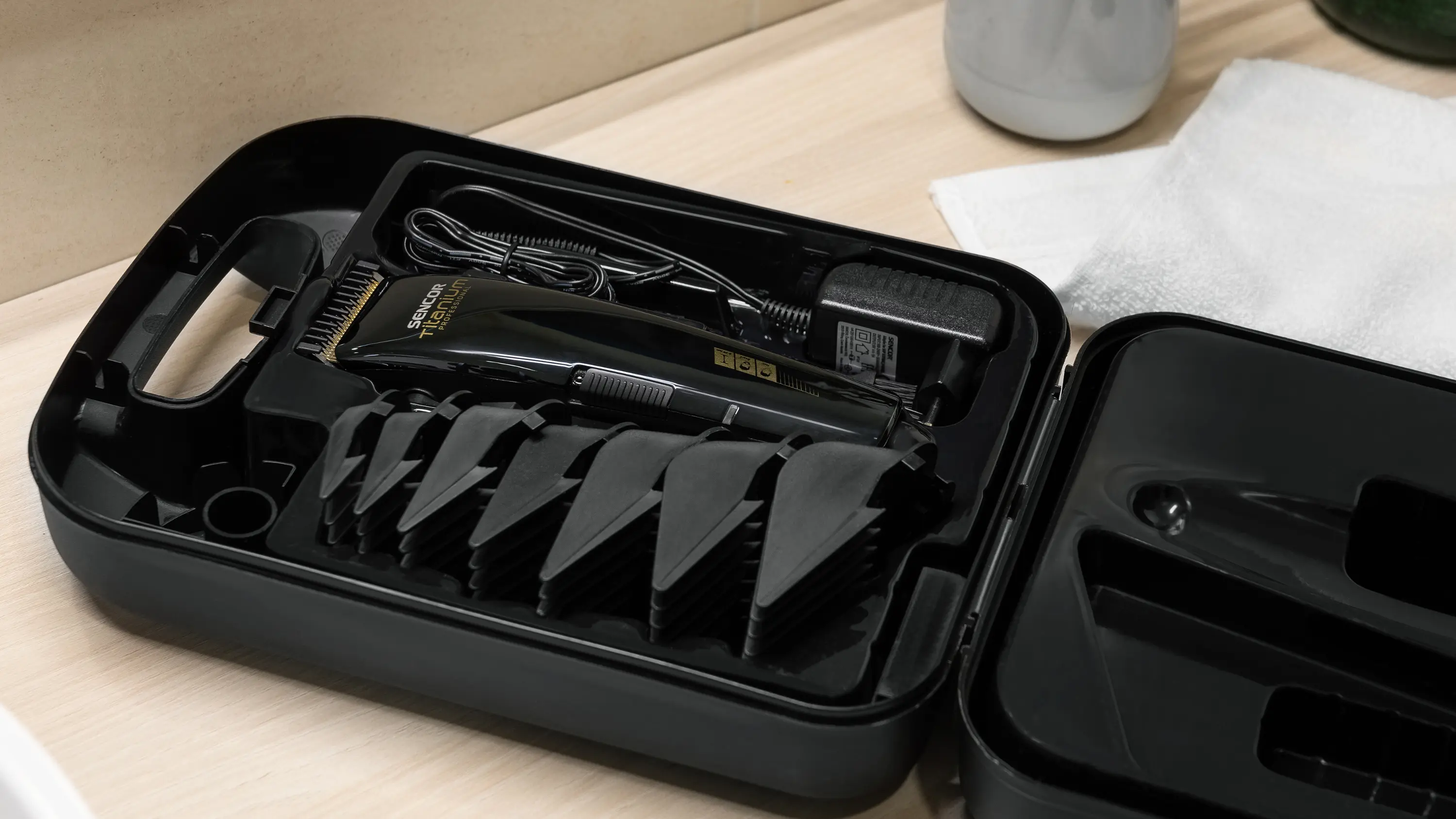 Sencor SHP 8400BK — Etui i wyposażenie do utrzymania ostrza