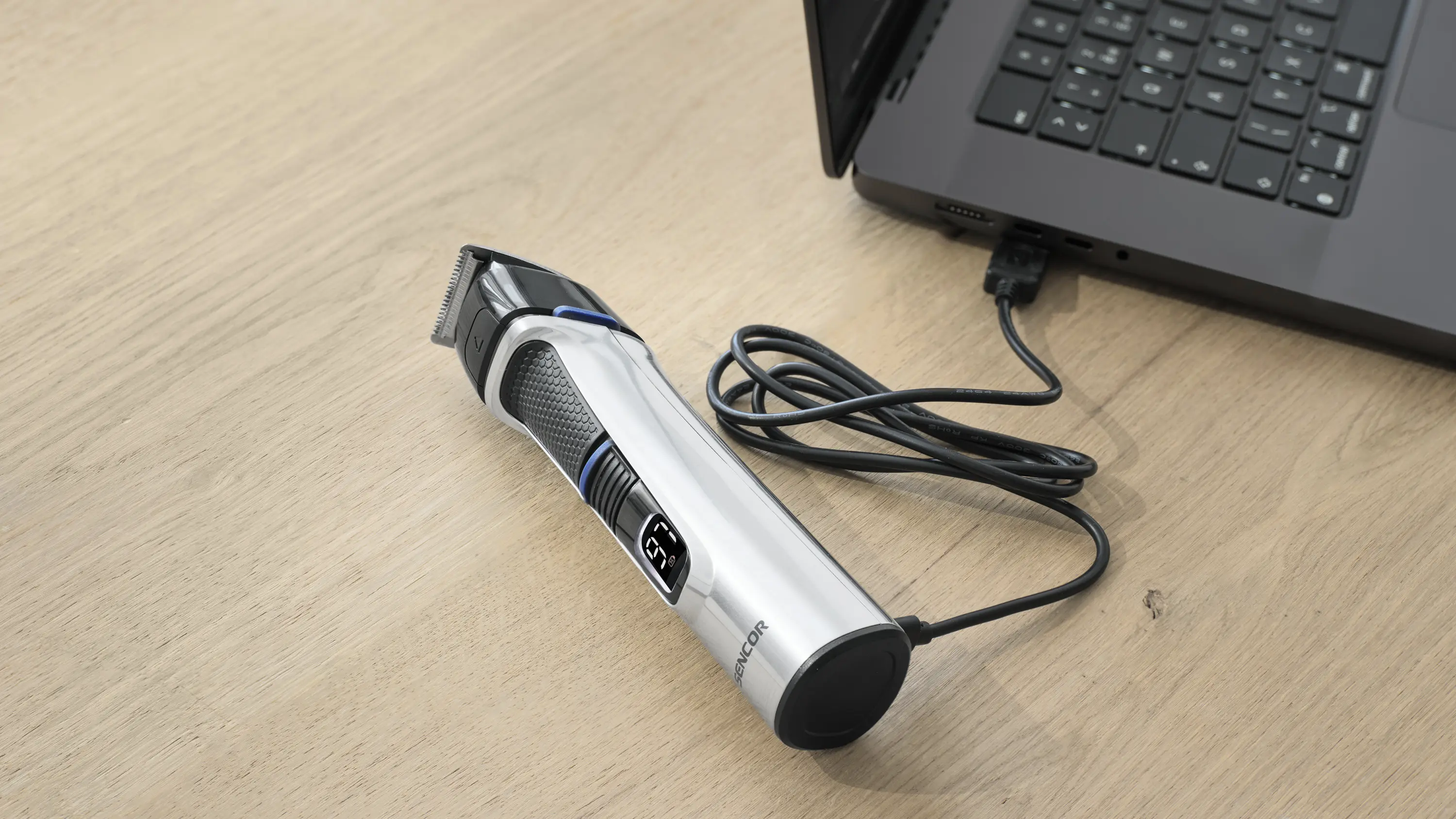 Sencor SHP 8500BK — Stan baterii na ekranie LED