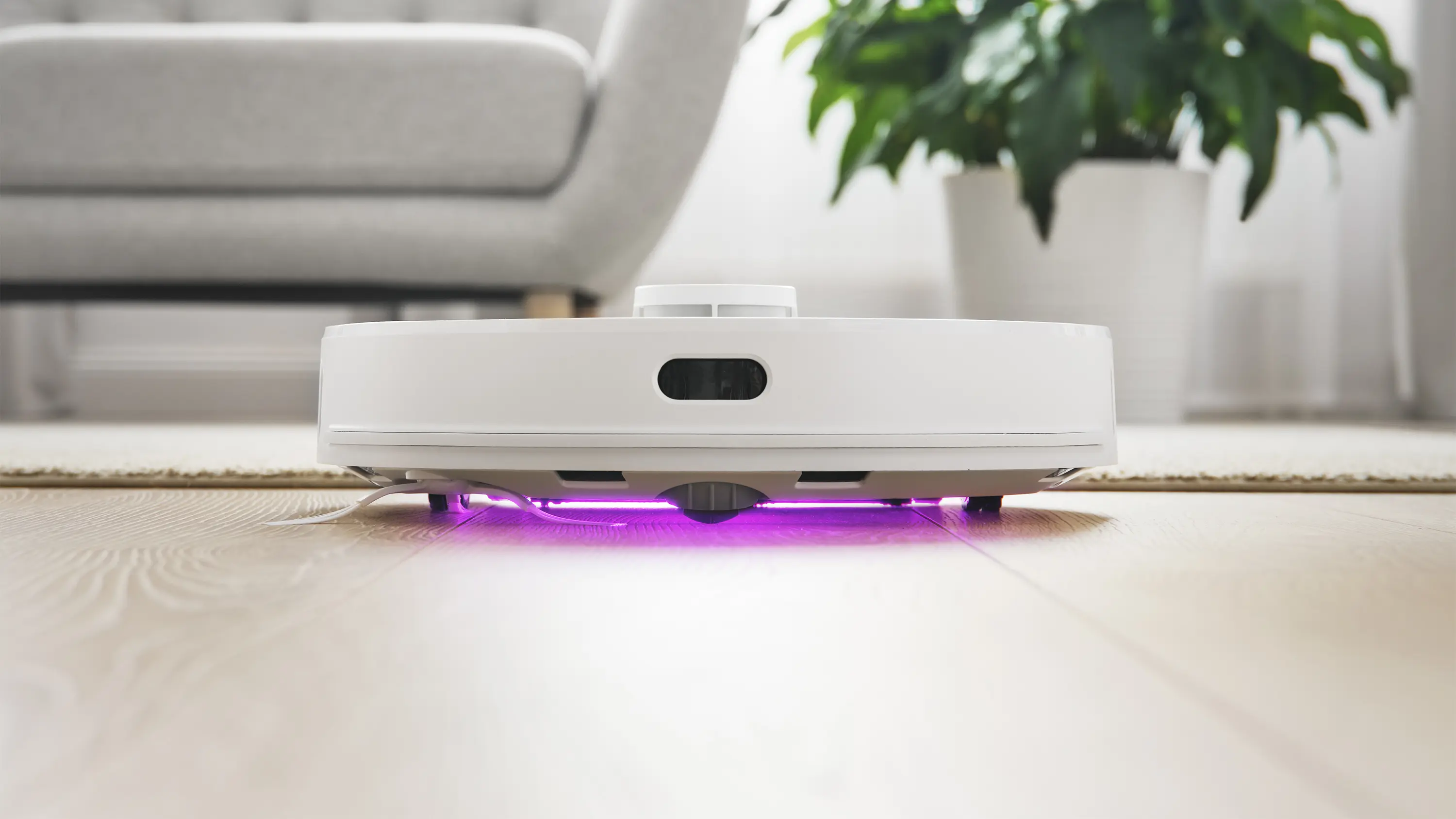 Sencor SRV 9350WH — Lampa UV-C w wyposażeniu