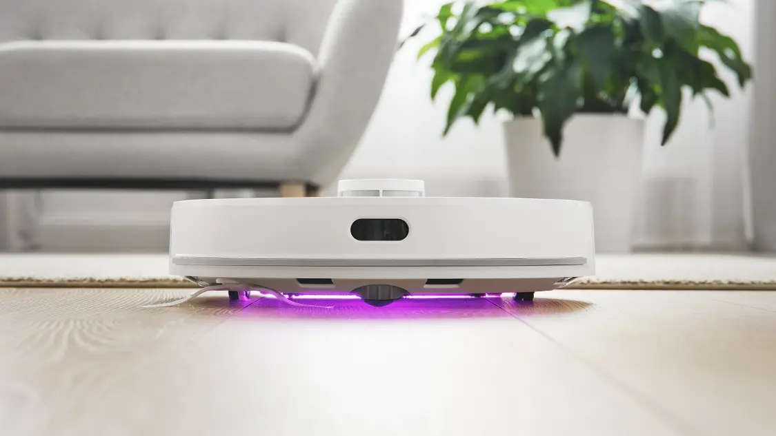 Sencor SRV 9385WH — Lampa UV-C w wyposażeniu