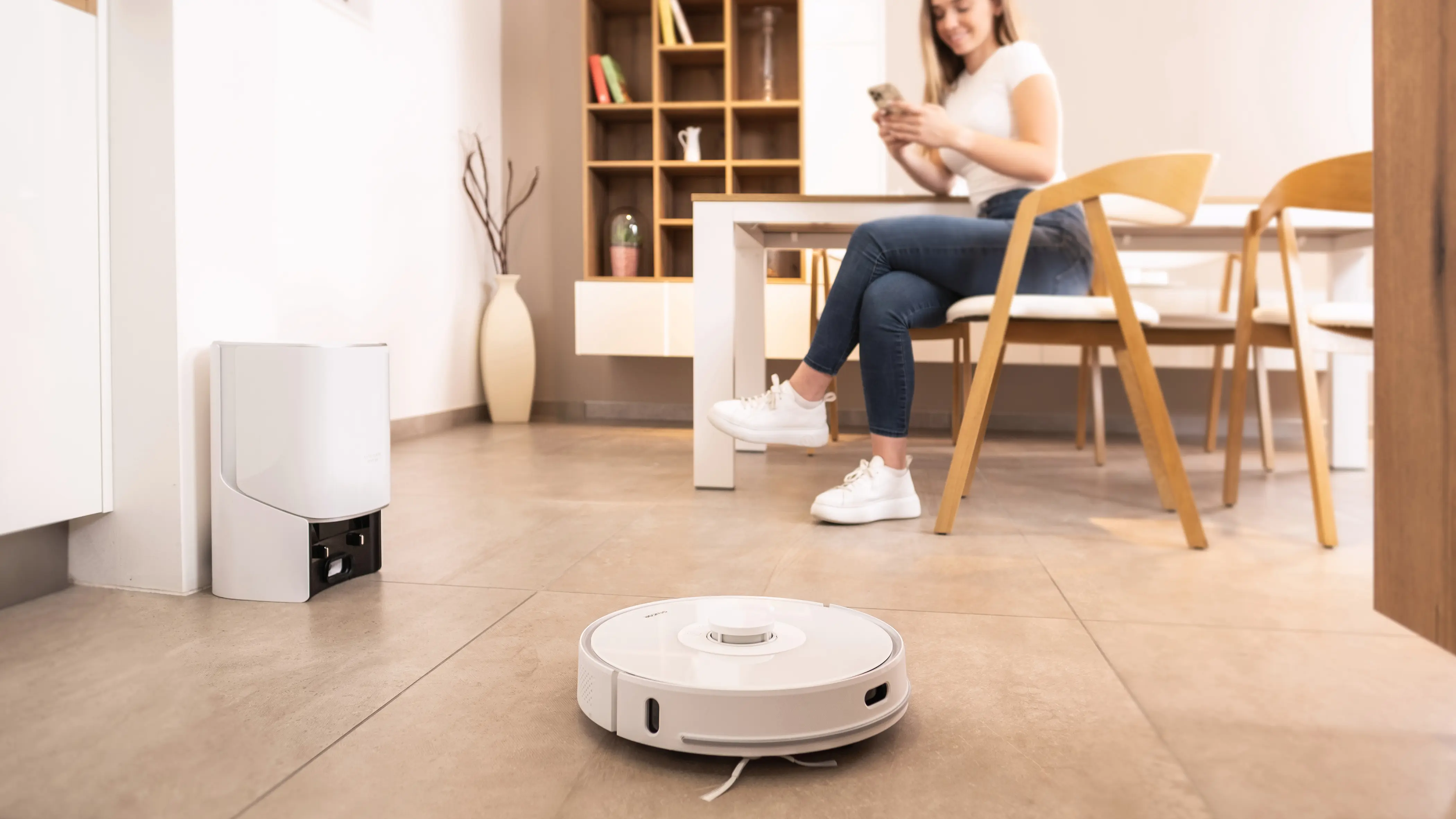 Sencor SRV 9385WH — SRV 9385WH z większym akumulatorem i stacją