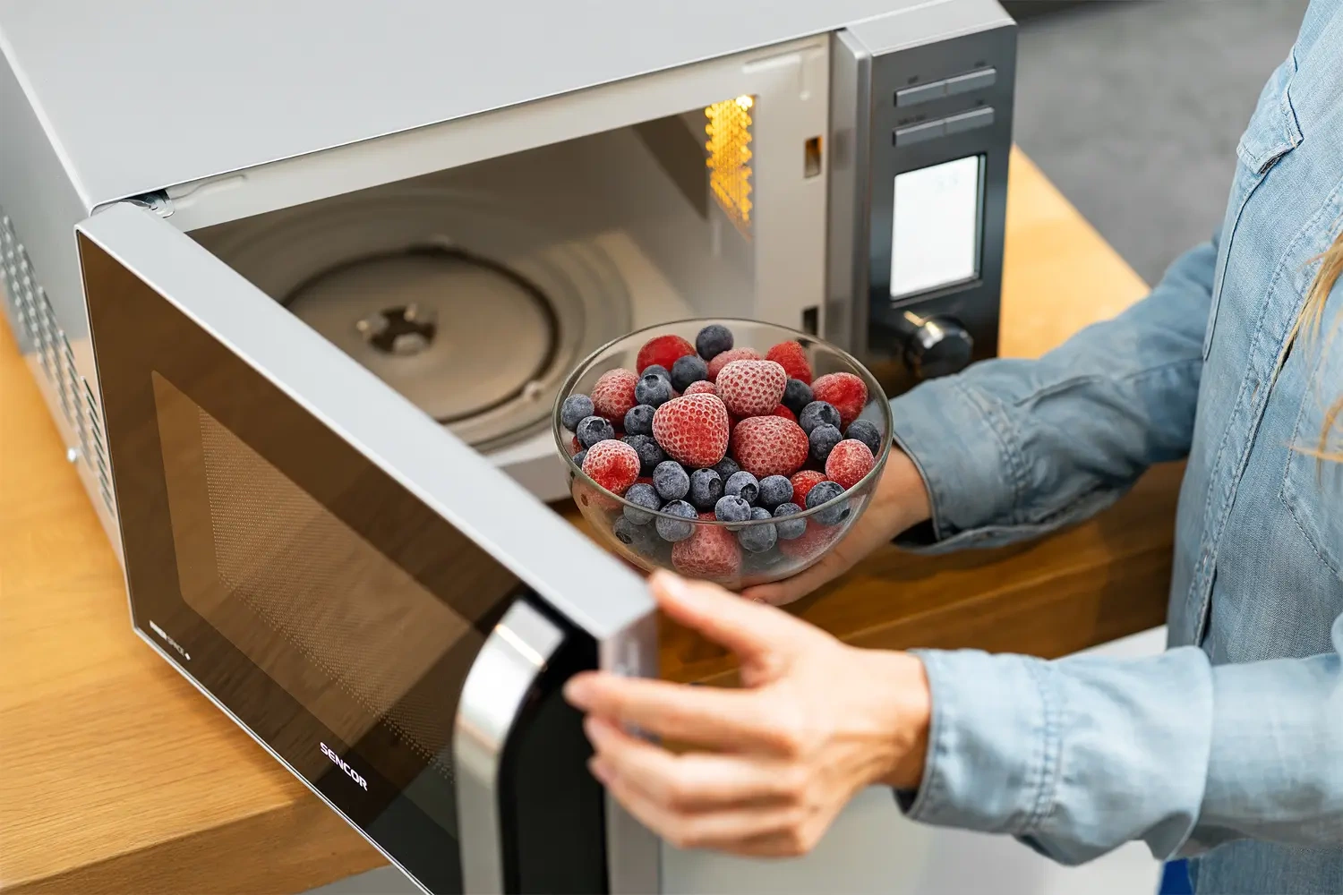 Sencor kuchenka mikrofalowa z funkcją grillowania SMW 6020SS